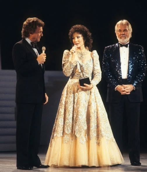 THE NIGHT COUNTRY MUSIC CHANGED: What Happened When Conway Twitty, Loretta Lynn, And Kenny Rogers Stood Together.