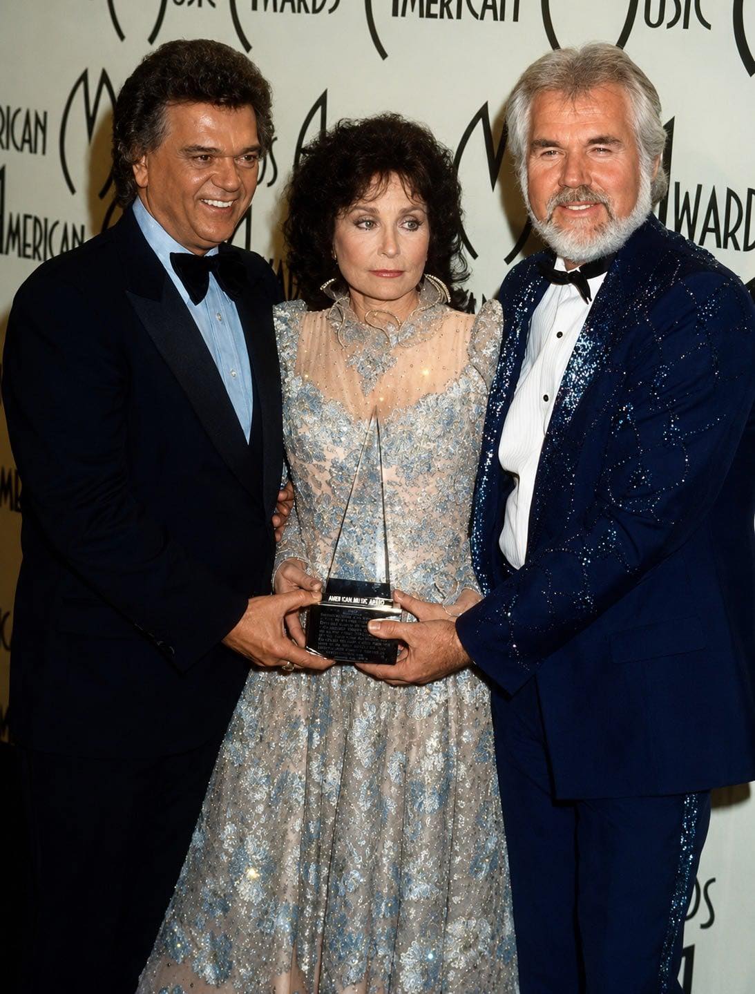 THE NIGHT COUNTRY MUSIC STOOD STILL: When Conway Twitty, Loretta Lynn, and Kenny Rogers Shared One Unforgettable Moment.