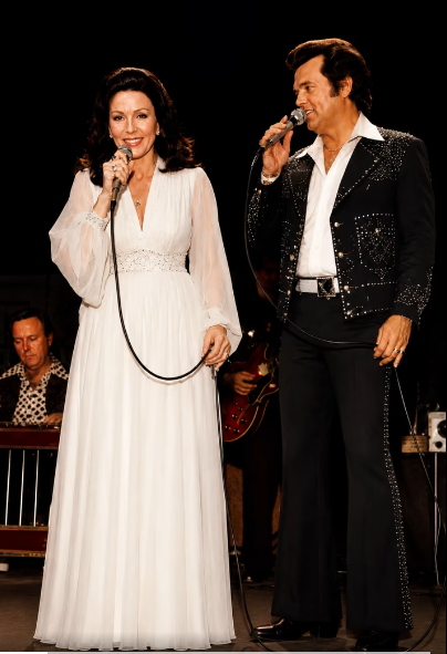 When Conway Twitty Secretly Walked Onstage Behind Loretta Lynn, The Crowd Lost Control
