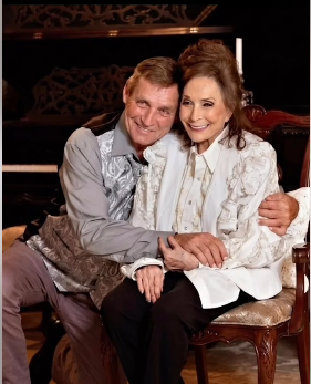 “From Coal Miner’s Roots to Country Legacy: The Hidden Story of Ernest Ray Lynn’s Only Chart Hit” If the name doesn’t ring a bell, Ernest Ray Lynn carries a legacy you definitely know—he’s the son of Loretta Lynn and still shares the stage with her today