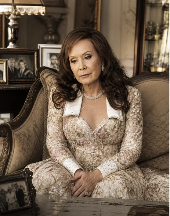 “Inside Loretta Lynn’s Mansion: The Mysterious Worn-Out Kitchen Table She Refused to Replace