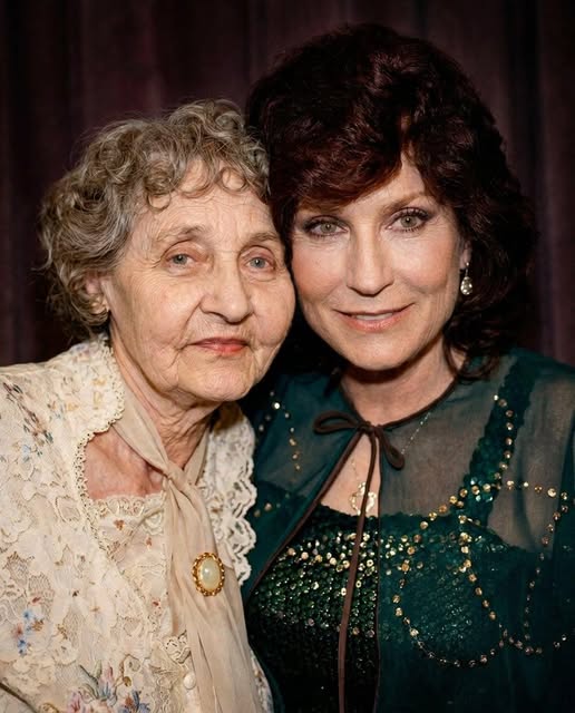 HER MOM GLUED SEARS CATALOG PAGES TO THE WALLS — THE LORETTA LYNN STORY MOST PEOPLE DON’T KNOW Loretta Lynn grew up in Butcher Hollow, Kentucky