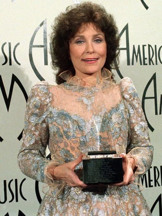 “SHE SANG IT SOFTLY… LIKE SHE WAS SINGING HERSELF BACK HOME.” Before every tour, Loretta Lynn had one little tradition she never broke.