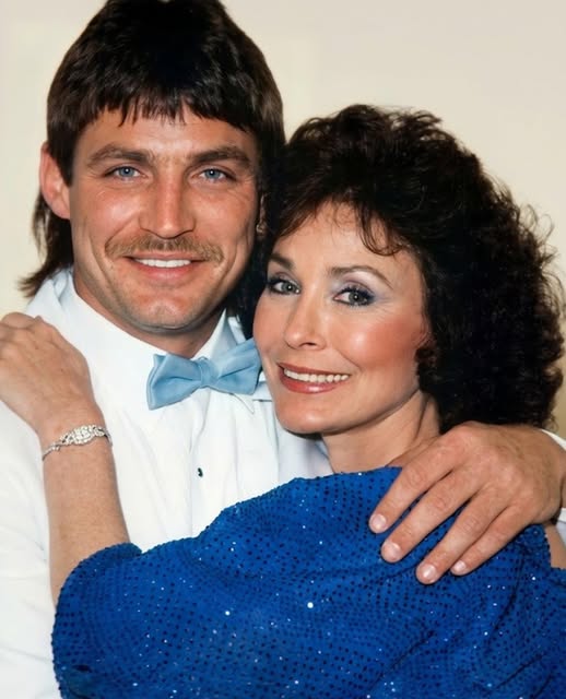 Some voices don’t just sing songs — they tell the story of a lifetime. 🌙 Join Loretta Lynn, Johnny Russell, Kenny Starr, and Ernest Ray in a heartfelt journey through classic country music, memories, and moments that still echo today. A rare gathering of legends that will leave you nostalgic… and wanting more.