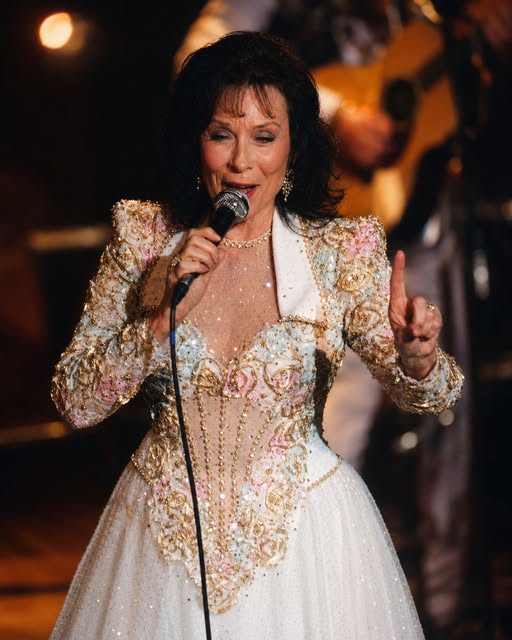 WHEN LORETTA LYNN DIED IN TENNESSEE, THE ROAD BACK TO BUTCHER HOLLOW STARTED FILLING WITH MEMORY