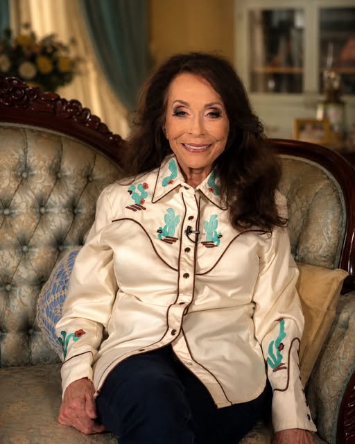 you know THEY HELD LORETTA LYNN’S MEMORIAL AT THE GRAND OLE OPRY HOUSE. BUT THE MOMENT THAT BROKE THE ROOM CAME BEFORE ANYONE SANG A NOT