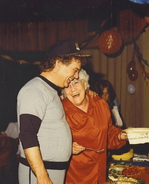 Conway Twitty – Hungry Eyes (Mama’s Hungry Eyes)