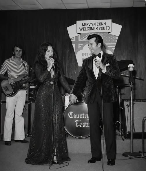 A RARE WEMBLEY MOMENT FEW FANS HAVE EVER SEEN — One Photograph Captured The Chemistry That Made Country Music History.