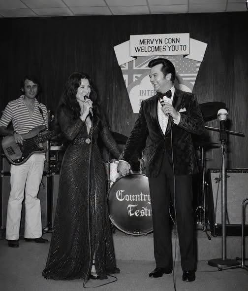 The Rare Wembley Photograph That Preserved the Magic of Conway Twitty and Loretta Lynn Forever