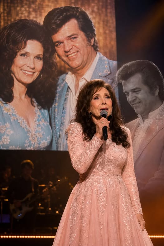 The Ghost On Stage: Why Loretta Lynn Broke Down In Tears Decades After Conway’s Death While Singing
