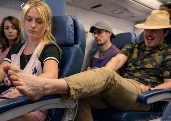 "On the plane, a young man put his dirty and terribly smelly foot прямо on my seat: I asked him several times to remove it, but in the end I realized he didn’t understand the polite way, so I taught him a harsh lesson 😨😲 I was flying to see my parents and had been waiting for this day for almost a year. We hadn’t seen each other for nearly a year, and I just wanted to sit quietly on the plane, close my eyes, and get some rest. The flight was long, almost five hours, and I was already imagining how I’d get comfortable and simply fall asleep. But that’s impossible when the people next to you think they can do whatever they want. We had just taken off when I noticed a strange smell. At first, I didn’t pay much attention, thinking it came from the galley or that someone had spilled food. But the smell kept getting stronger and more unpleasant, and after a few seconds, I realized it wasn’t that at all. I looked down and saw a чужая foot right on my armrest. Dirty. Bare. And the smell coming from it was so strong it was hard to breathe. I turned around. Behind me sat a young guy who looked like he had no idea where he was. He was sprawled out in his seat and seemed to think all of this was completely normal. People around us started turning their heads. Some frowned, others whispered quietly. The atmosphere was getting more and more tense. I tried to speak calmly. — Please remove your foot. He didn’t even look at me right away, as if I had interrupted something important. — I won’t. It’s comfortable like this. I held myself back and repeated: — That’s my armrest. He smirked and shrugged. — Then move somewhere else. I’m not going to remove anything. That answer made everything tighten inside me. I gently pushed his foot down, but a second later he put it back again, as if it were some kind of game. The smell became even stronger. People around us began openly expressing their discomfort. — Your foot smells terrible, I said more firmly. — Please remove it. It’s bothering everyone. He looked at me lazily and replied раздражённо: — Close your nose. And your mouth too. At that moment, I realized it was useless to argue with someone like him and that he simply didn’t understand polite words. Then I came up with a simple but effective plan to teach him a lesson. Here’s what I did. 😒😧 You can find the continuation of the story in the first comment 👇