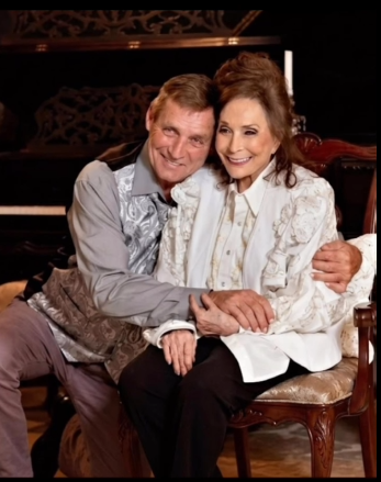 omg From Coal Miner’s Roots to Country Legacy: The Hidden Story of Ernest Ray Lynn’s Only Chart Hit” If the name doesn’t ring a bell, Ernest Ray Lynn carries a legacy you definitely know—he’s the son of Loretta Lynn and still shares the stage with her toda