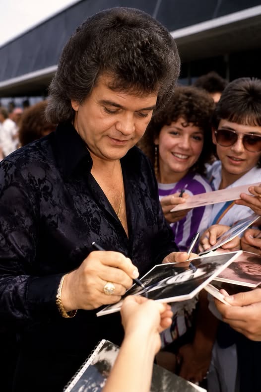 Beyond “Hello Darlin’”: How “Tight Fittin’ Jeans” Revealed Conway Twitty’s Quiet Brilliance, Timeless Storytelling, and Deep Understanding of Human Emotion