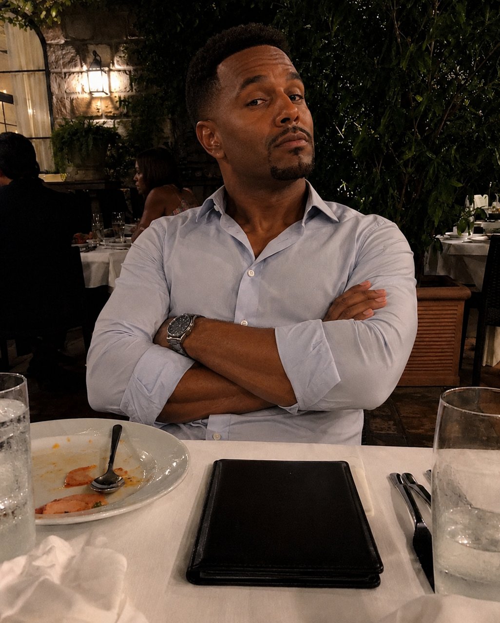 My date spent the entire evening bragging about his six-figure salary, but when the check arrived, he just stared at me expectantly — and just as I was about to respond, karma stepped in.