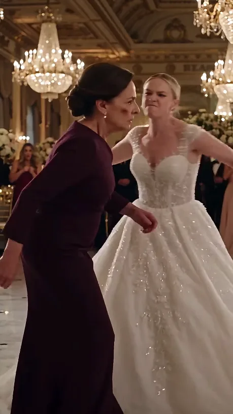 Mi nuera me abofeteó en la boda que pagué, así que usé un contrato para acabar con su noche perfecta