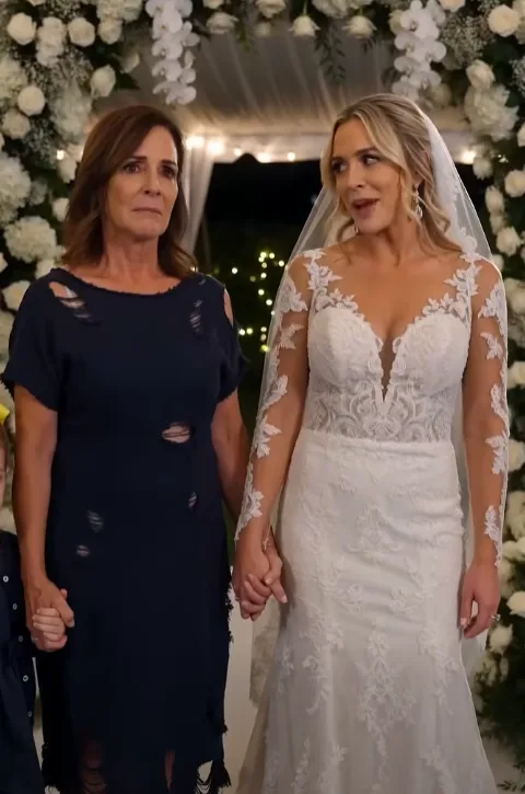 My sister humiliated me at her wedding for being poor, divorced, and bringing my "useless daughter.