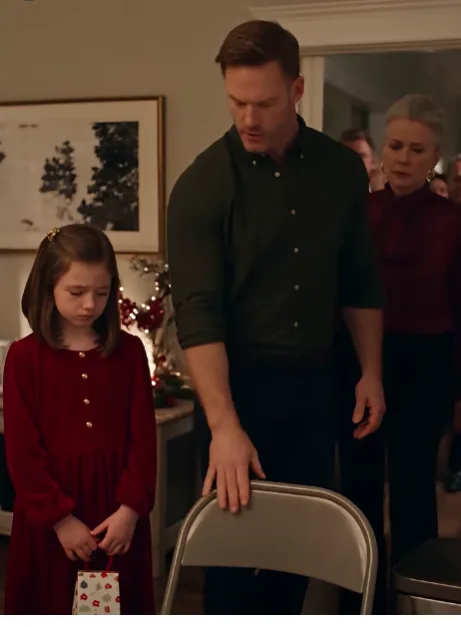 At Christmas dinner, my mother seated my nine-year-old daughter beside the trash can while every other grandchild had a real chair, a plate