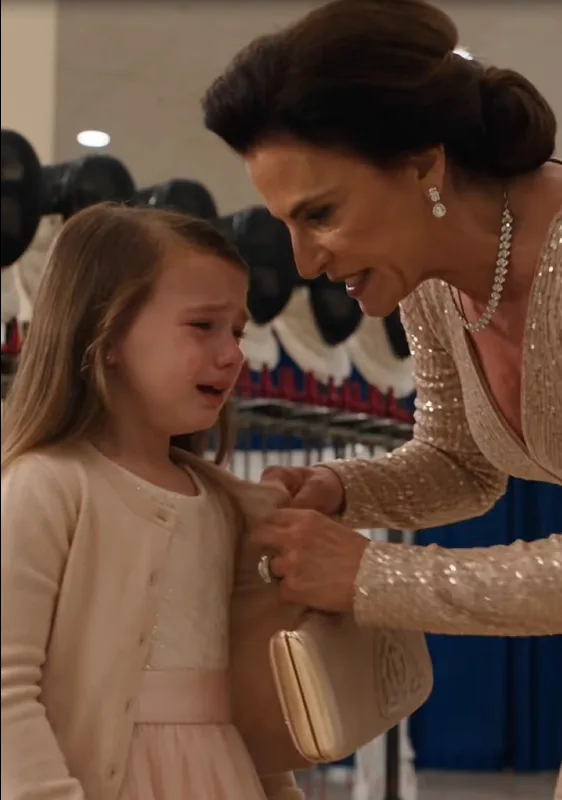 Four-year-old Mabel was standing beside the family benefit when Odessa suddenly grabbed her purse, dumped everything onto the floor, and searched her pockets.