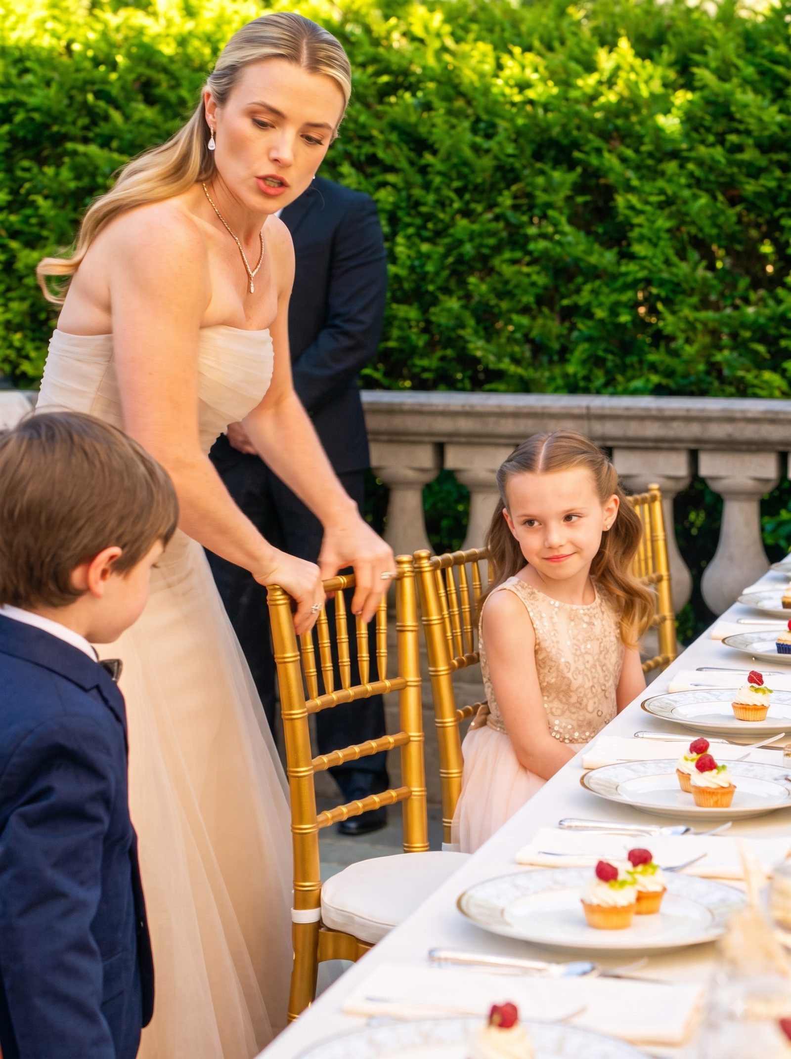Victoria tried to force the plates back into Noah’s hands, he intervened and moved his son safely behind him.