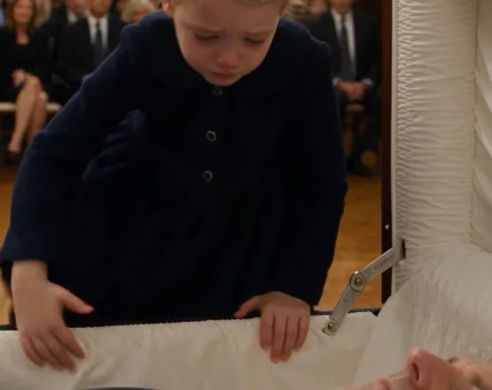 MY DAUGHTER CLIMBED INTO HER FATHER’S COFFIN—THEN WHISPERED, “MOMMY… HE’S STILL WARM.”