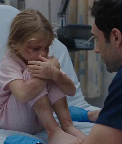 The metal rails of the h0spital stretcher rattled vi0lently against the little girl’s knees as she pulled herself into a tight ball. She was maybe 5-y3ar-0ld, wearing 0ne pink s0ck and a filthy ad.ult coat that smelled like wet leaves and cold pavement. 1593