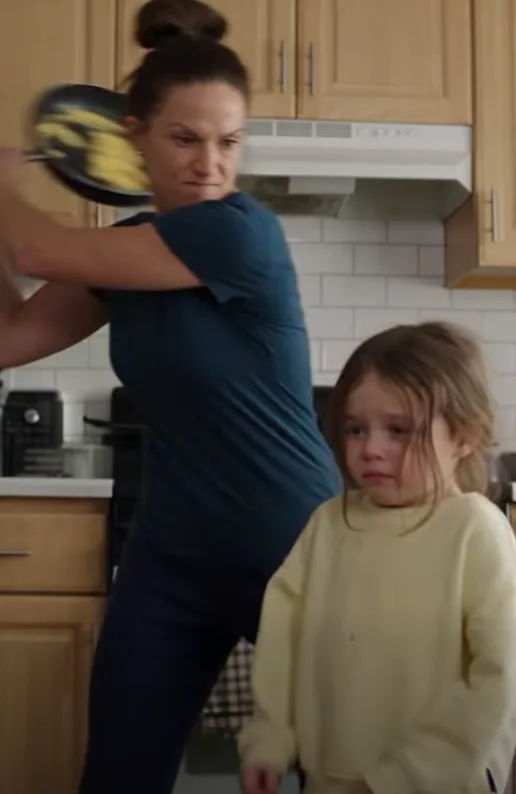 🔥 **MY SISTER THREW A HOT SKILLET AT MY 4-YEAR-OLD DAUGHTER’S FACE JUST FOR SITTING IN THE WRONG CHAIR—BUT WHILE MY LITTLE GIRL WAS IN THE HOSPITAL, MY MOTHER SENT ONE TEXT THAT EXPOSED A BETRAYAL I NEVER SAW COMING… 😱💔**