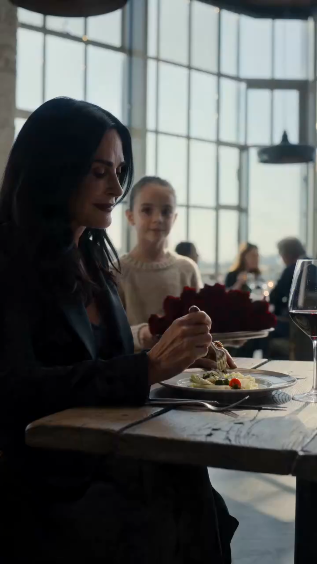 THE LITTLE GIRL SELLING ROSES SAW HER RING… THEN WHISPERED A FAMILY NAME SHE WAS NEVER SUPPOSED TO KNOW 🌹😳💔