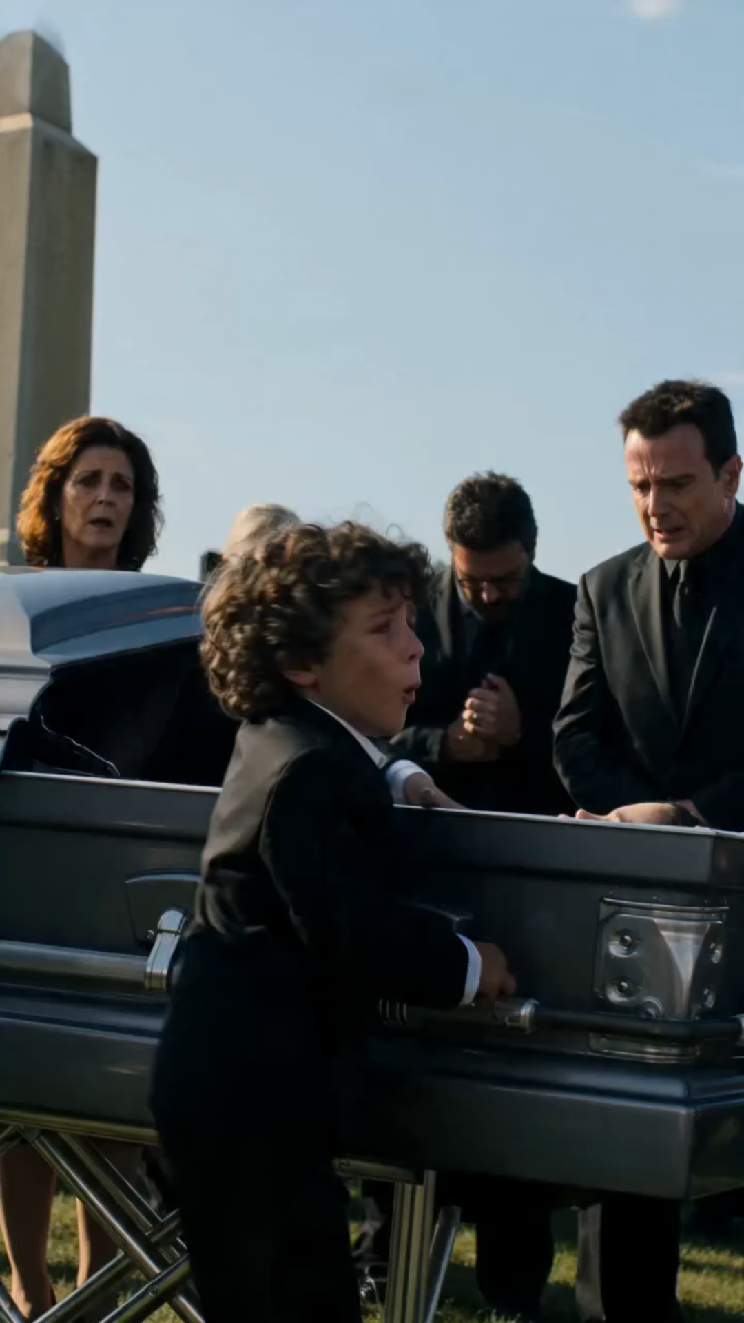 THE LITTLE BOY STOPPED THE FUNERAL AND SHOUTED, “DON’T BURY HER!” — WHAT HE SAID NEXT SHOCKED THE ENTIRE CEMETERY 💔😳