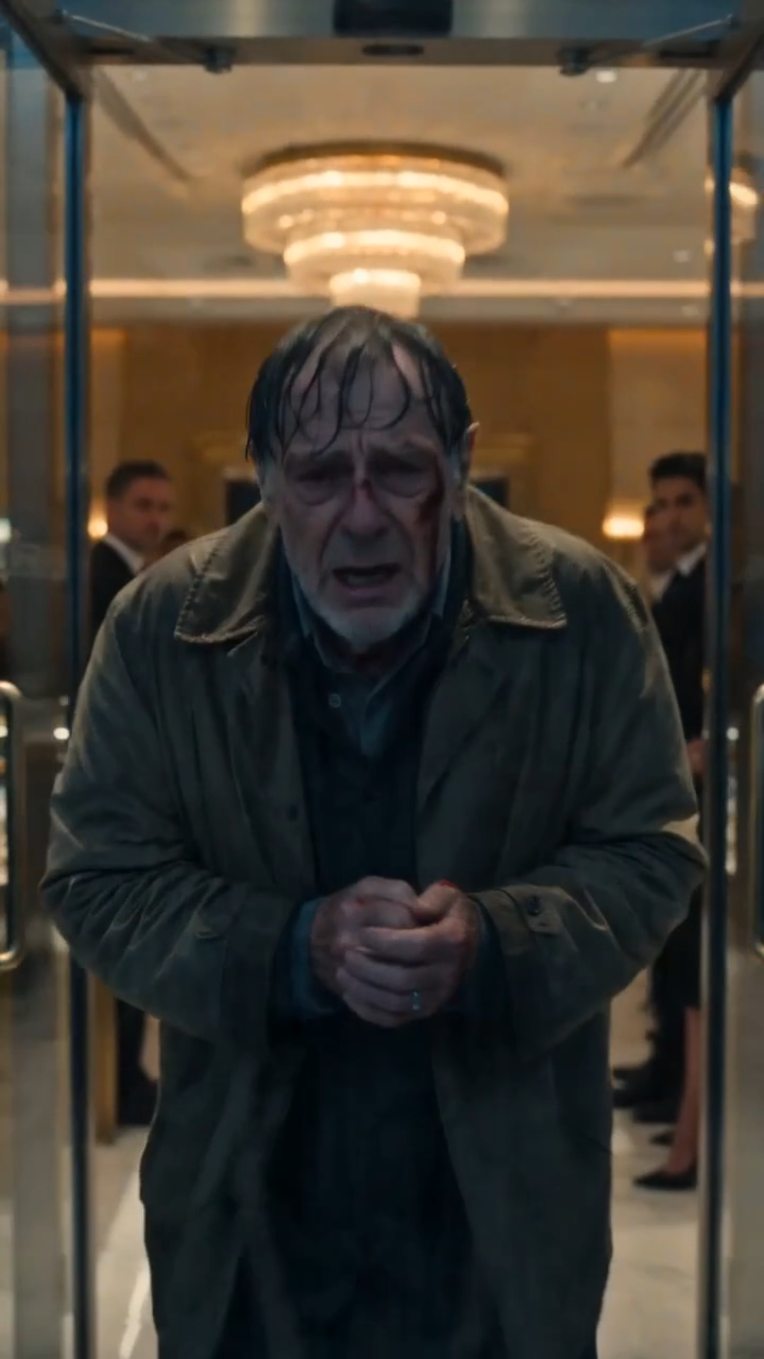 🚨 A HOMELESS OLD MAN WALKED INTO A LUXURY WATCH STORE… THEN A YOUNG MILLIONAIRE SAW THE ENGRAVING AND STARTED CRYING 💔⌚