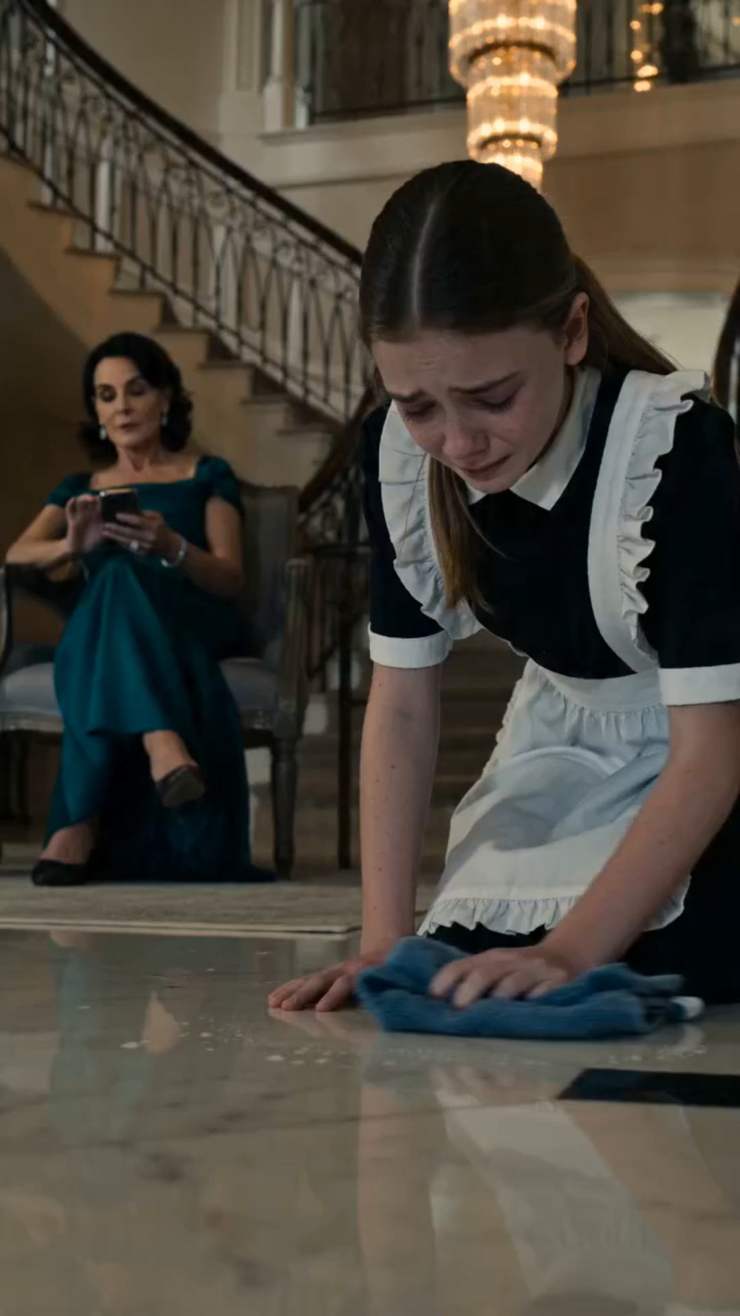 🚨 HE RETURNED HOME AFTER 15 YEARS… AND FOUND HIS DAUGHTER SCRUBBING THE FLOORS OF THE MANSION HE LEFT HER 💔