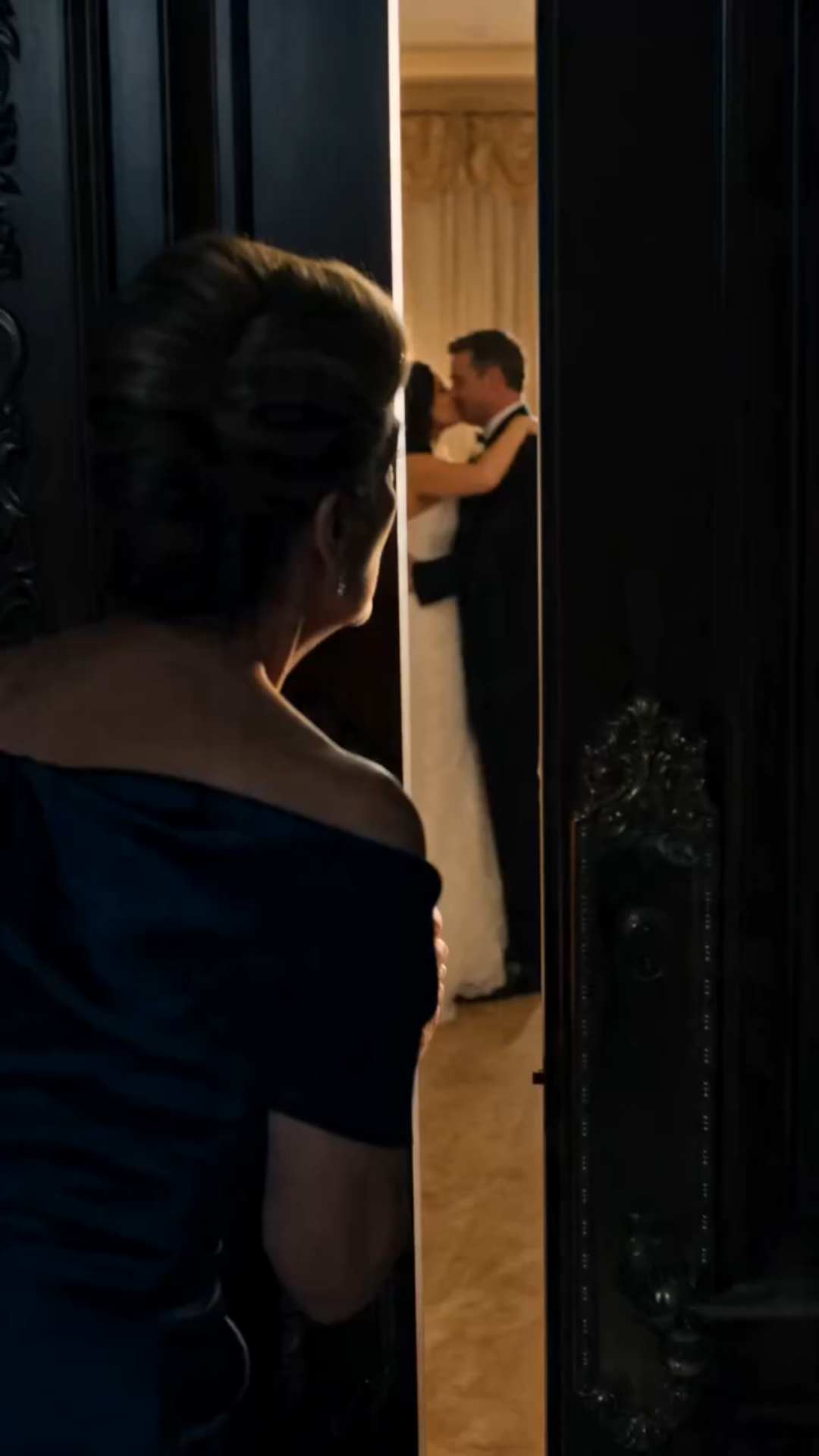 MY MOM CAUGHT MY BRIDE KISSING MY FATHER MINUTES BEFORE THE WEDDING—BUT WHEN SHE TOLD ME, I SMILED AND SAID: “I KNOW.”