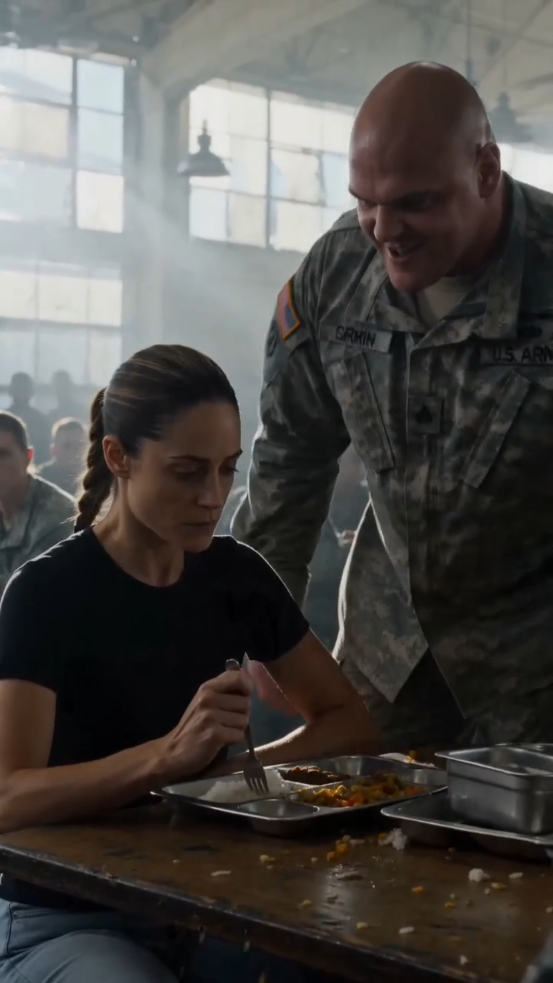THE ARROGANT SOLDIER THREW A WOMAN'S LUNCH ACROSS THE MESS HALL—THEN LEARNED SHE WAS THE MOST FEARED COMBAT INSTRUCTOR ON BASE