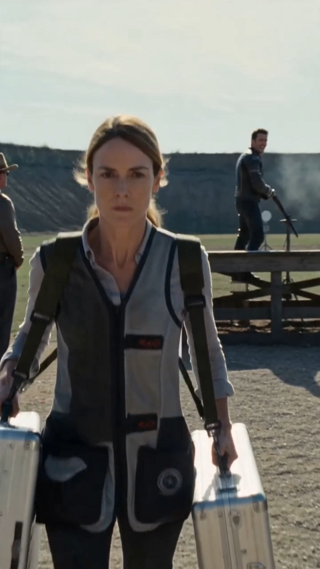 THE RANGE WORKER THEY LAUGHED AT PICKED UP A RIFLE—THEN A NATIONAL CHAMPION BEGGED HER TO STOP