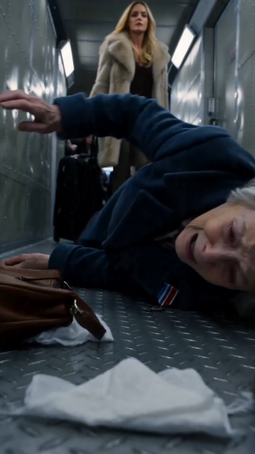 SHE LAUGHED AFTER PUSHING AN ELDERLY WOMAN TO THE FLOOR—THEN THE CAPTAIN CALLED HER A HERO