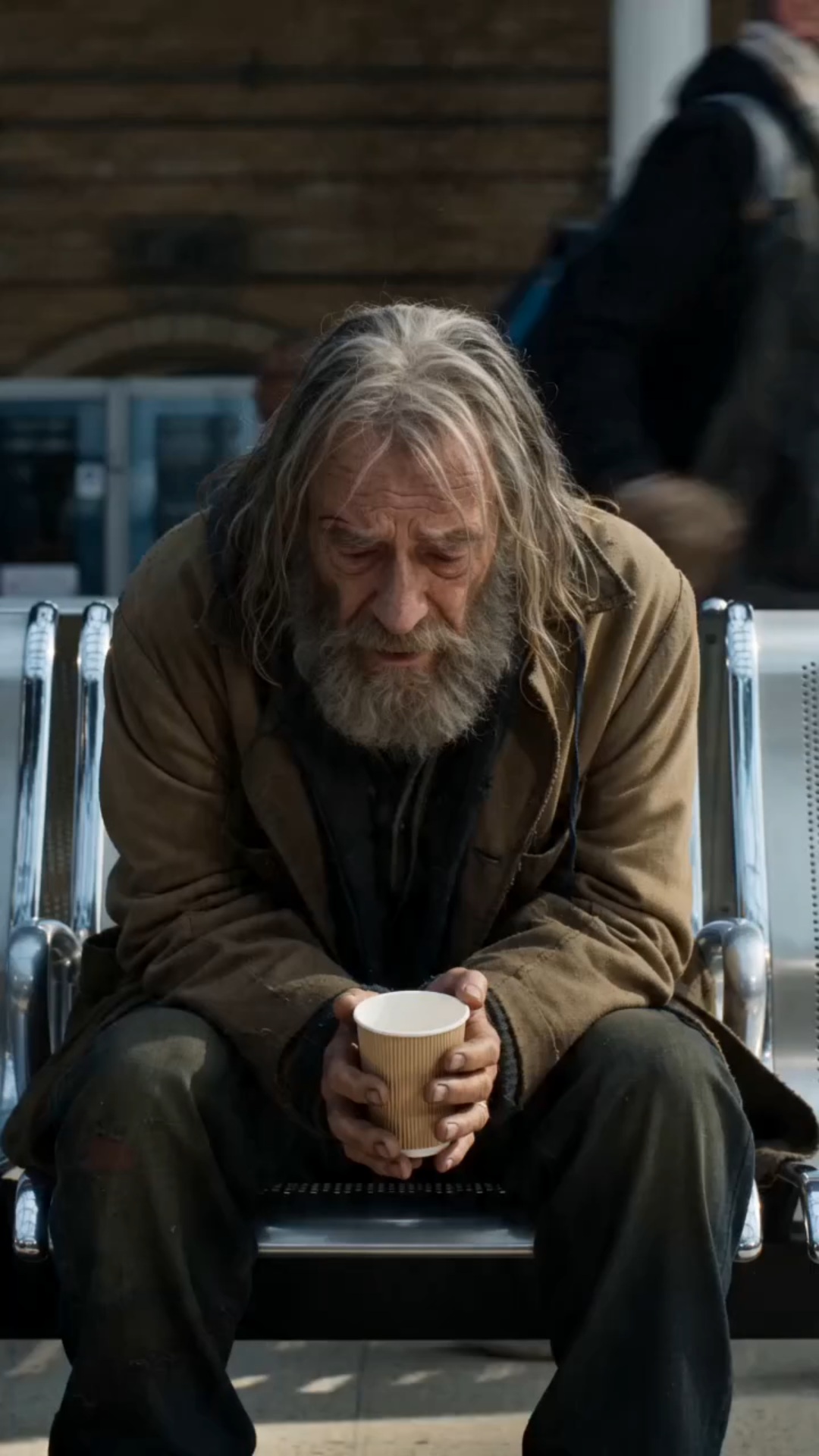 AN 8-YEAR-OLD GIRL GAVE HER MUFFIN TO A HOMELESS MAN—THEN HER MOTHER HEARD TWO WORDS THAT CHANGED EVERYTHING
