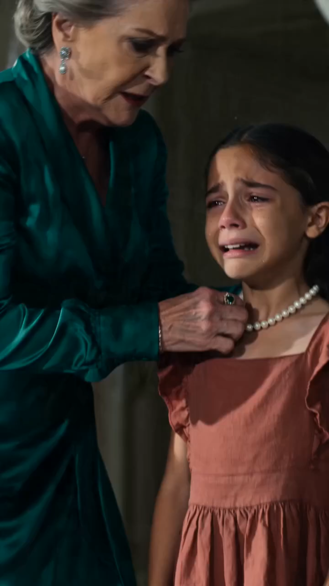 She Broke the Quiet Girl’s Pearl Necklace—Then an Old Family Secret Changed Everything