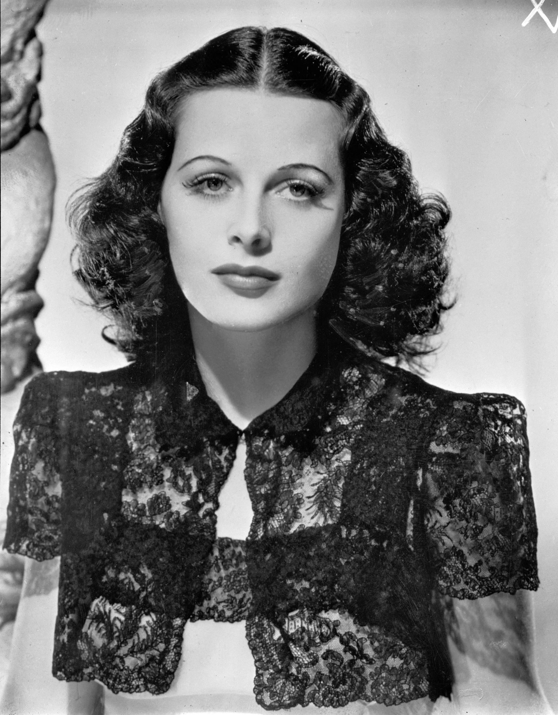 Hollywood Saw a Beautiful Star—But Her Hidden Wartime Idea Changed the Future