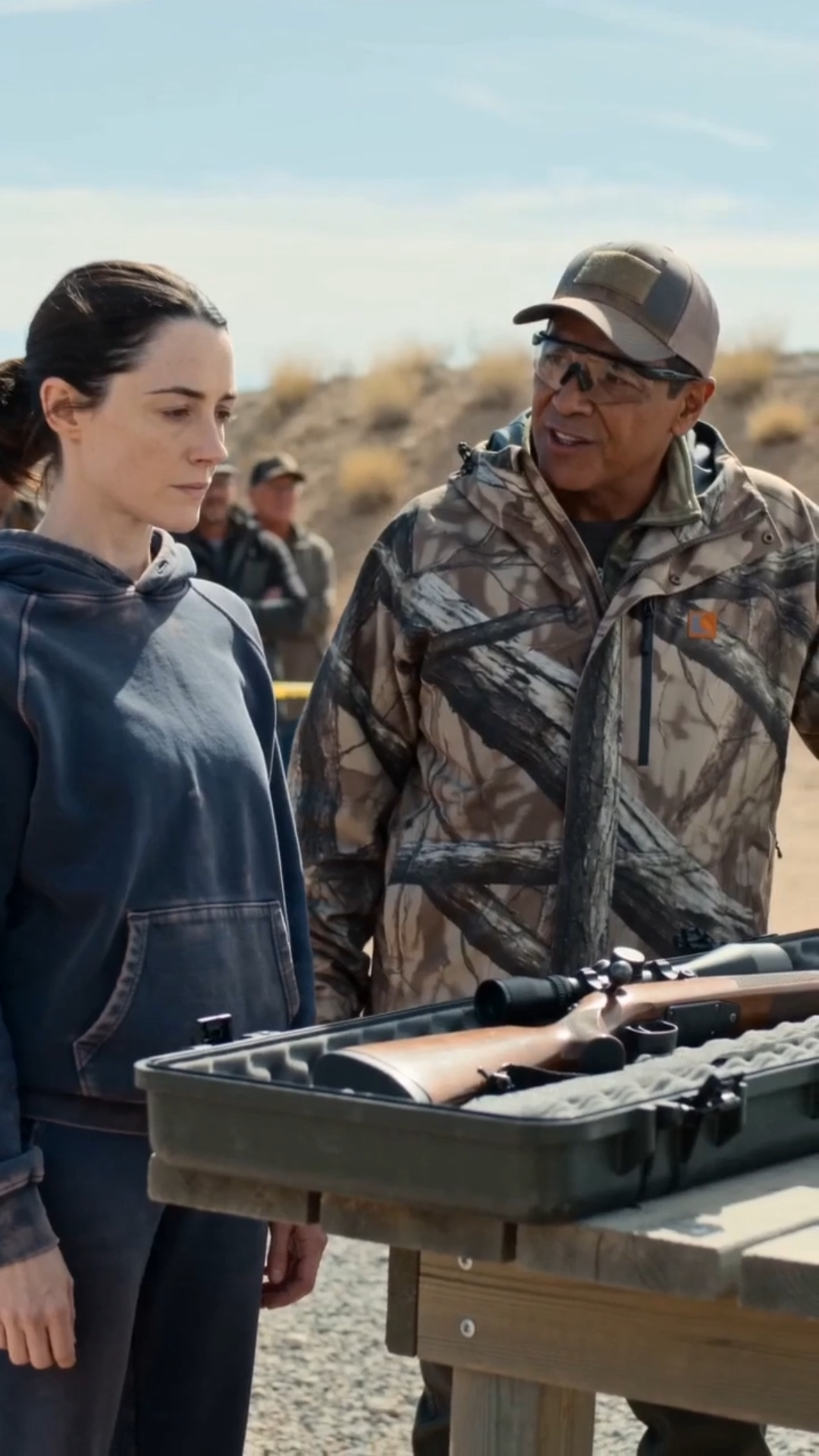 **« Sept balles seulement » : ils se moquaient d’elle… jusqu’au tir qui fit taire tout le désert**