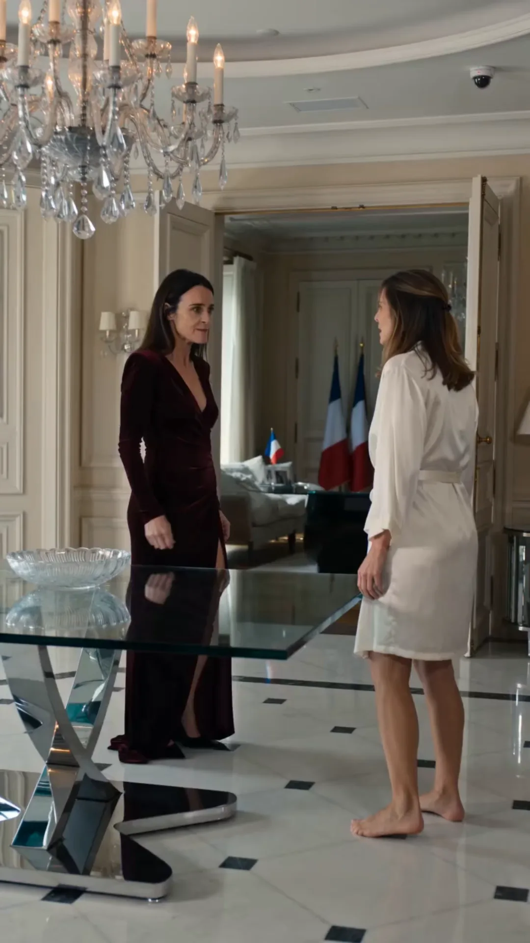 Elle l’a fait tomber sur une table en verre… puis la caméra du plafond a tout révélé