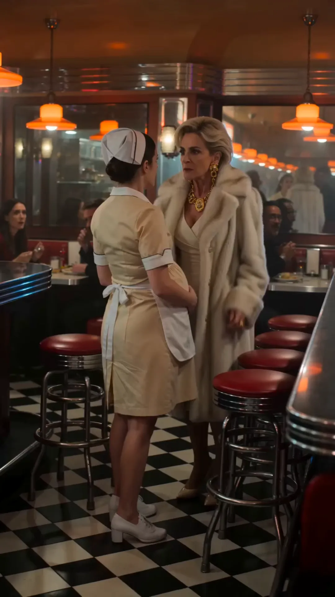 Elle a forcé une serveuse enceinte à s’agenouiller devant tout le restaurant… puis un inconnu a brisé la porte et prononcé cinq mots qui ont tout changé