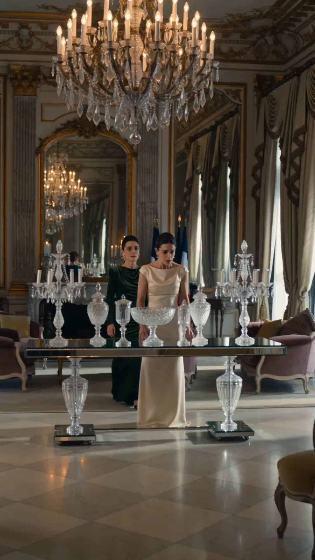 -1Elle croyait avoirr fait taire Sophie en la faisant tomber…- mais la caméra du château a capté le secret qu’elle voulait enterrer.
