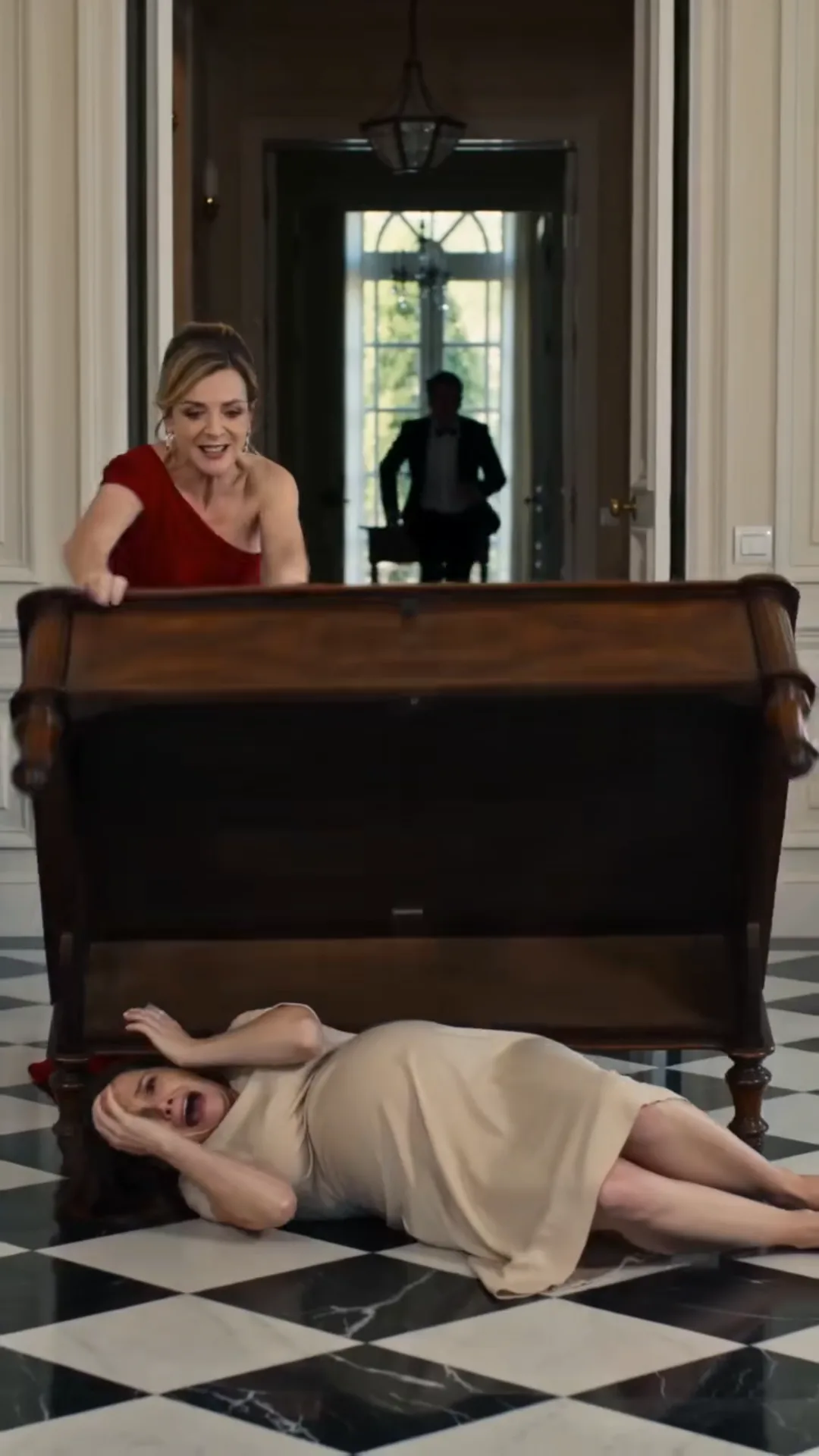 Elle a écrasé une femme enceinte sous une table puis a murmuré : « Elle est tombée toute seule »… mais la caméra du manoir enregistrait tout