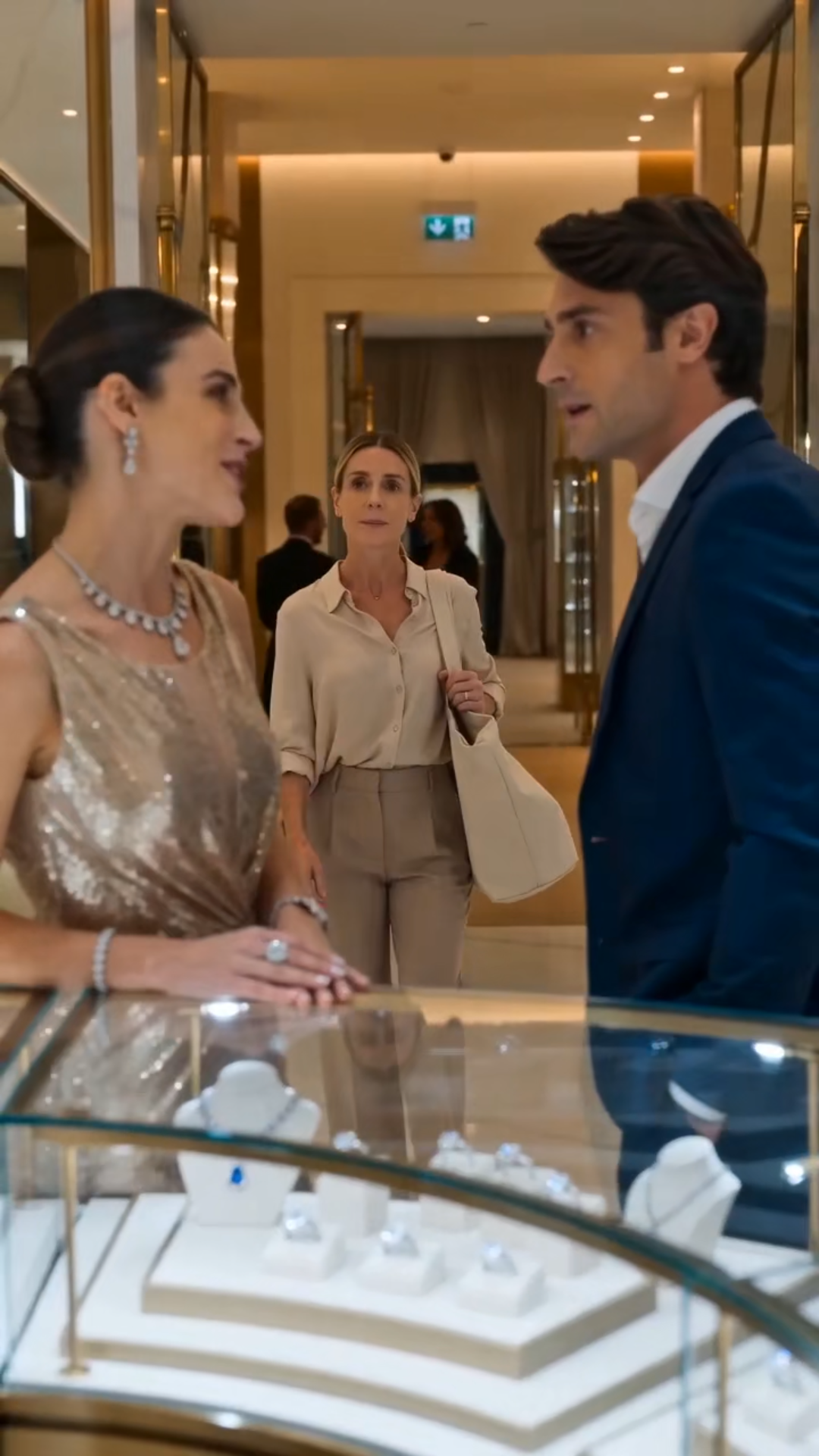 « Tu avais dit qu’elle était pauvre… » — Puis le directeur de la joaillerie s’inclina devant elle et toute la boutique se tut