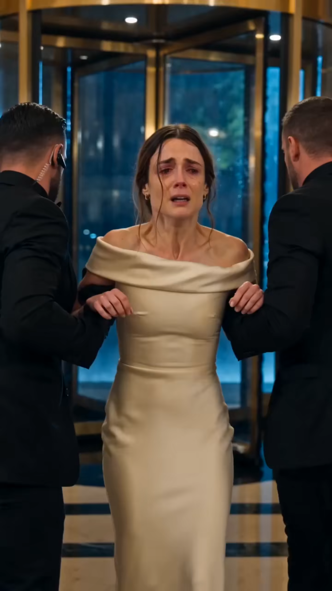 **« Fermez les portes derrière elle » — Mais la femme humiliée sous la pluie était la véritable propriétaire de l’hôtel**