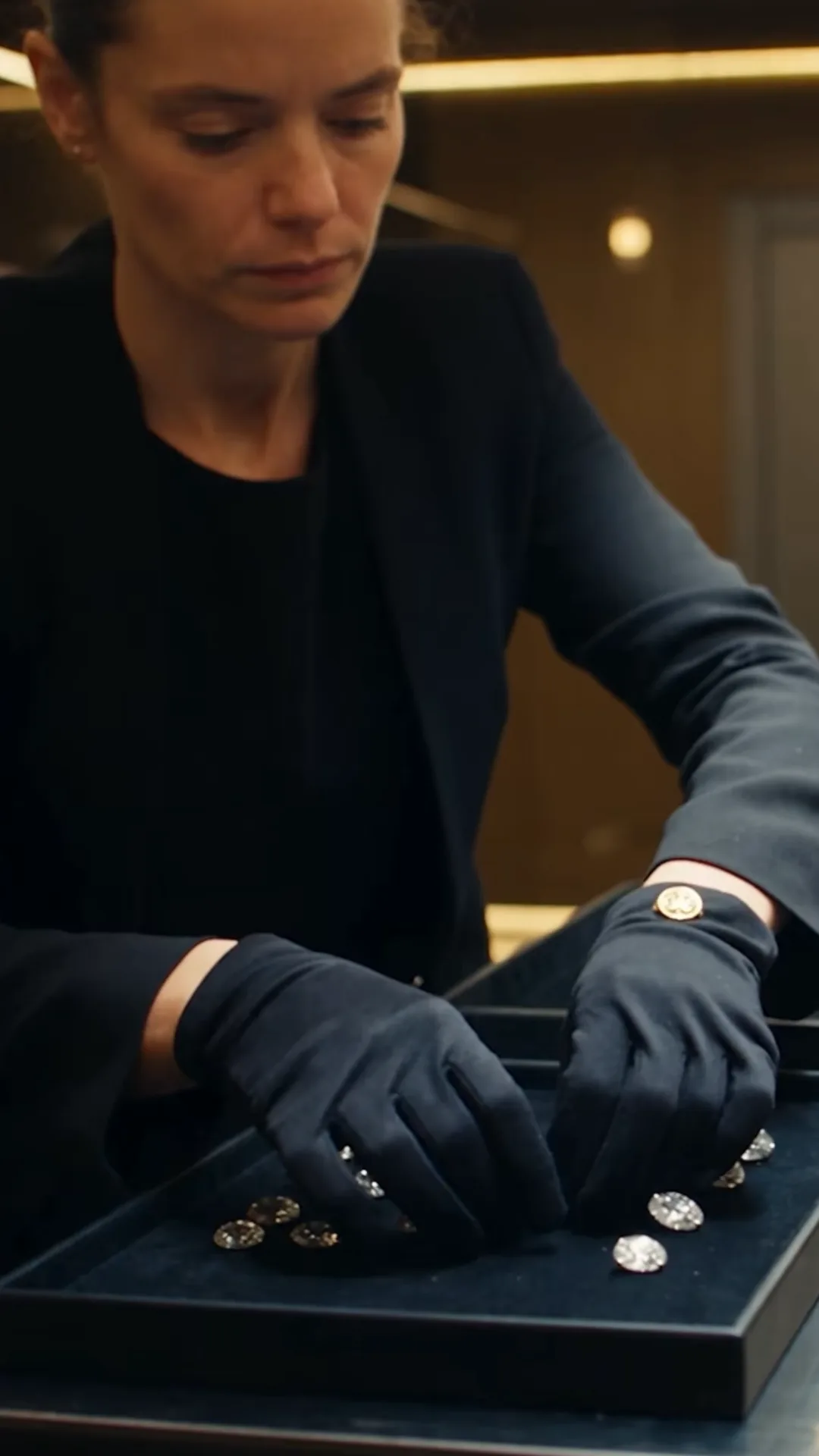 Dans un coffre privé près de la place Vendôme, Victoire gifle une employée qui demande où est le collier Delacroix — puis le coffre reconnaît son empreinte