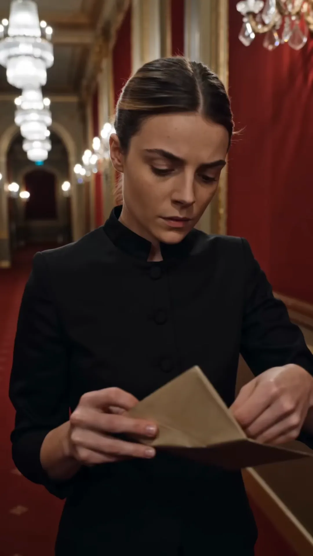 À l’Opéra de Paris, Madame Villard arrache à Claire un billet pour un balcon fermé depuis 25 ans — puis une voix morte prononce son prénom derrière la porte