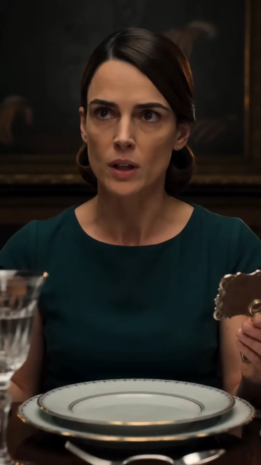 Au dîner du château, Camille découvre une place à son nom dressée depuis trente ans — puis Henri lui révèle pourquoi sa mère n’est jamais partie