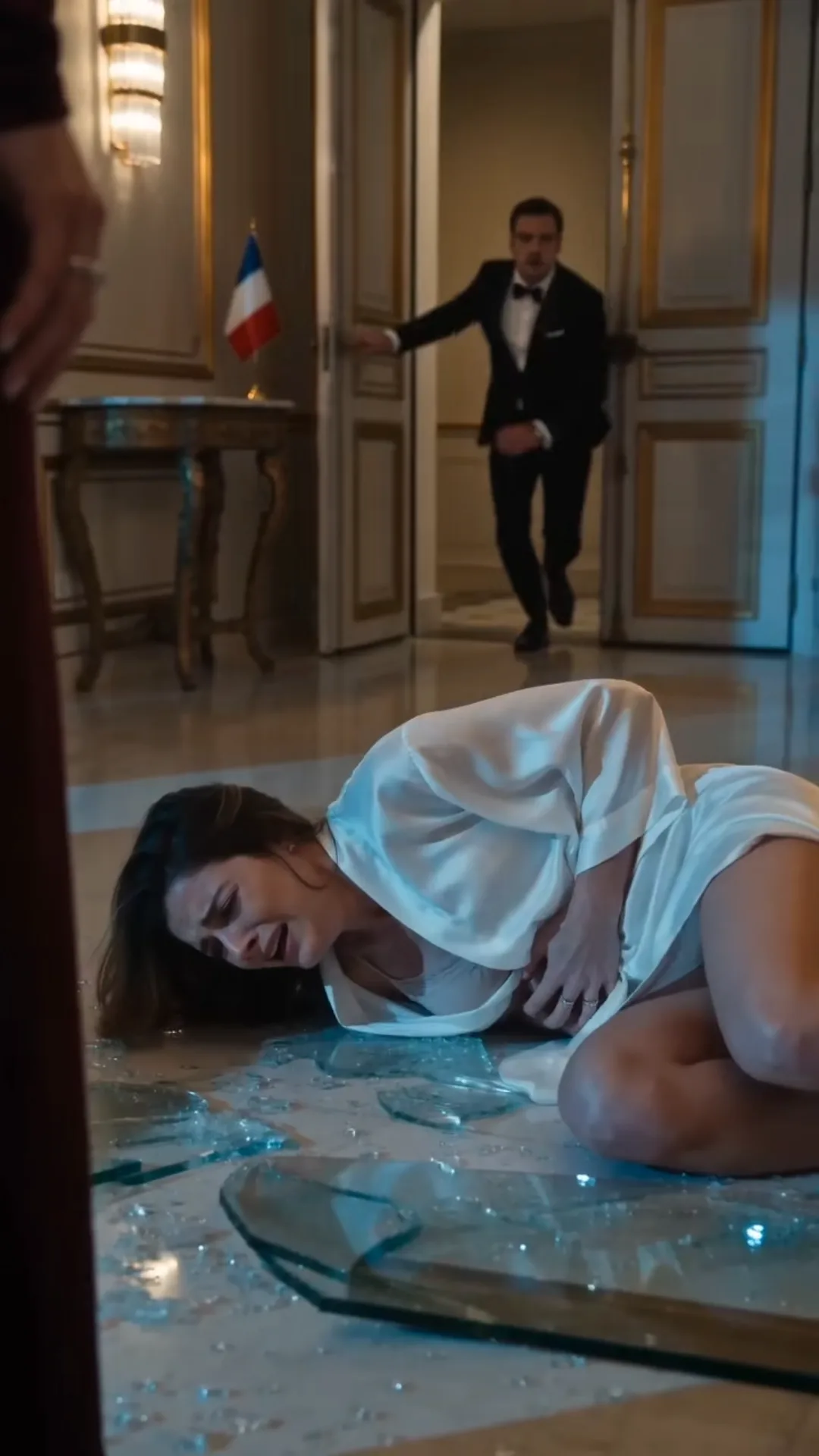 ELLE L’A JETÉE CONTRE UNE TABLE EN VERRE — PUIS LA CAMÉRA DU PENTHOUSE A RÉVÉLÉ POURQUOI ELLE DEVAIT DISPARAÎTRE