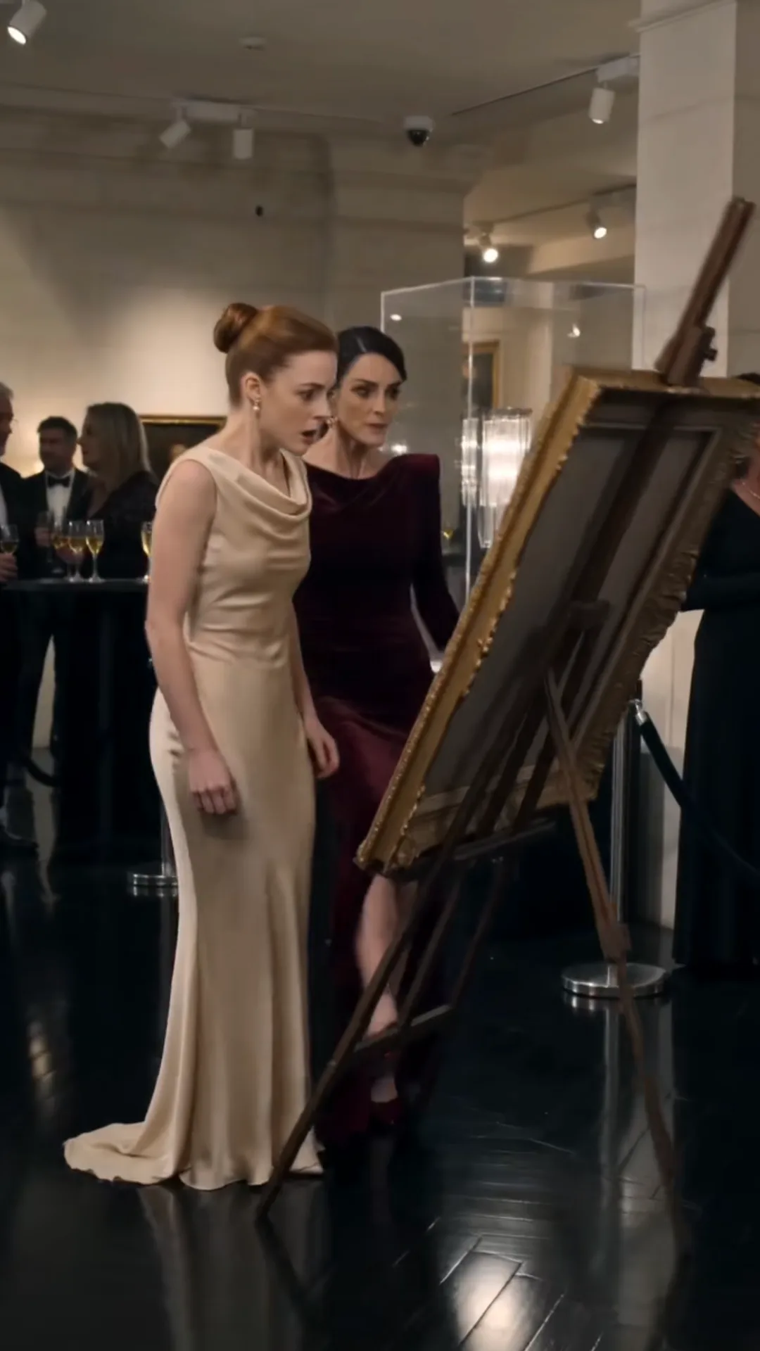 Dans une galerie parisienne, Camille fait tomber un tableau et accuse Sophie — puis une seconde caméra révèle pourquoi elle voulait détruire le cadre avant minuit
