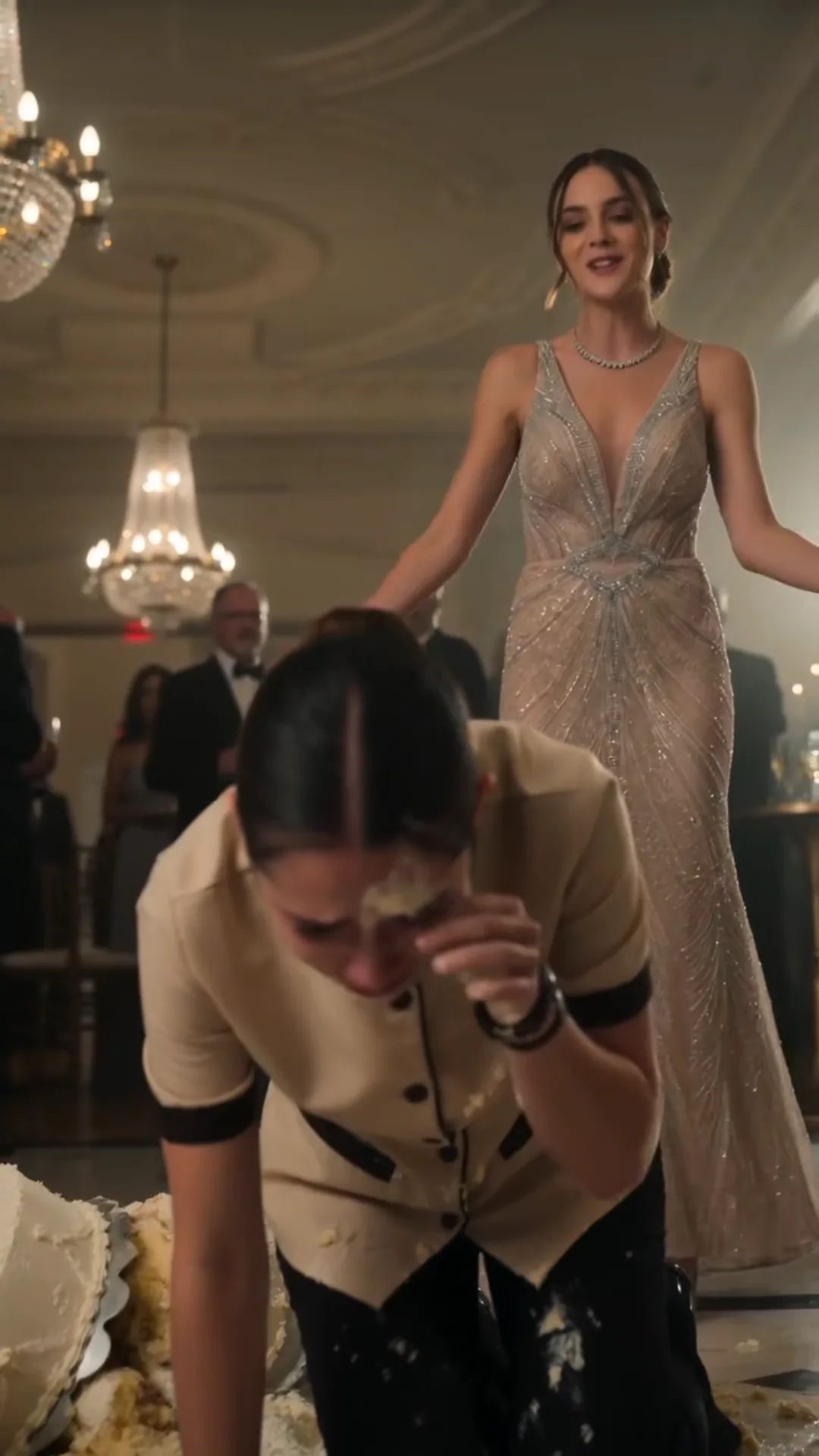 Au banquet des Varenne, ils humilient une serveuse — puis une bague oubliée révèle l’héritière que la famille croyait disparue